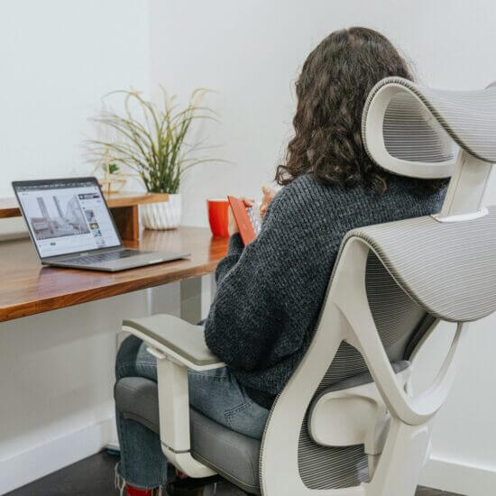 Boost your workday wellness and promote better circulation with the advanced features of the Kaichair Ergonomic Chair. EFFYDESK