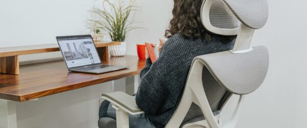Boost your workday wellness and promote better circulation with the advanced features of the Kaichair Ergonomic Chair. EFFYDESK