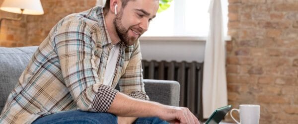 man growing a side hustle